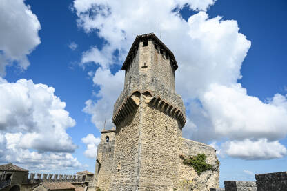 Republika San Marino: Tvrđava Guaita ili Rocca. Kula i zidine starog dvorca. San Marino je peta najmanja država na svijetu.