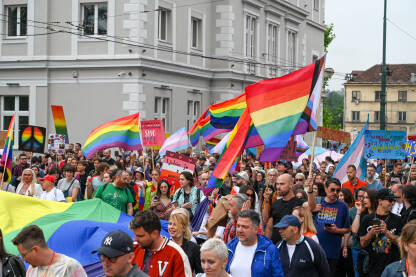 Sarajevo: Povorka ponosa 2024. LGBTIQ zastave i transparenti. Ljudi na protestu na ulici.