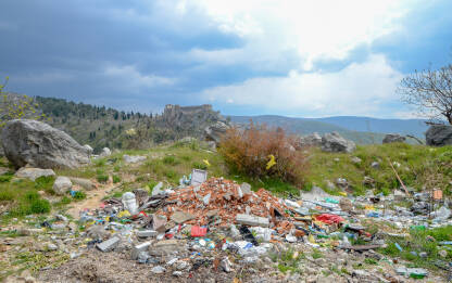 Divlja deponija smeća u blizini turističke destinacije.