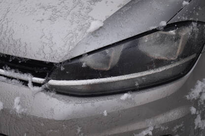 Sivo auto i far prekriveni ledom.