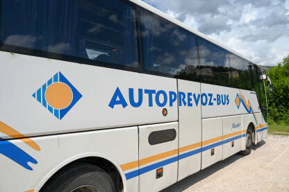 Autoprevoz-bus logotip na autobusu. Autoprevoz, Mostar, Bosna i Hercegovina. Usluga međunarodnog autobusnog prijevoza.