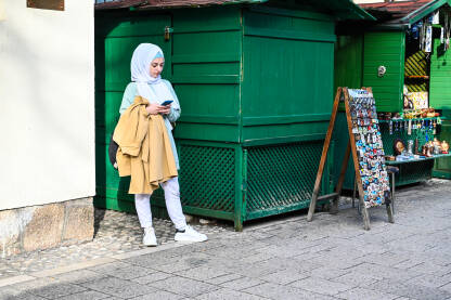 Djevojka s maramom na glavi. Mlada Muslimanka u gradu. Tradicionalna nošnja.