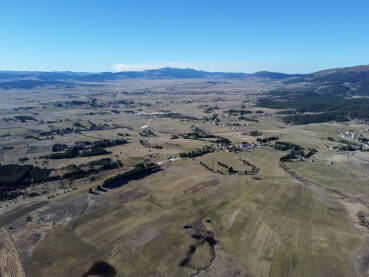 Kupreško polje, Kupres, snimak dronom. Kupreško polje, Kupres, Bosna i Hercegovina, snimak dronom. Panoramski snimak.
