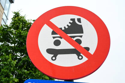 Saobraćajni znak: zabrana rolanja na ulici. Simbol zabrane. Roleri.