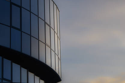 Poslovna zgrada sa staklenom fasadom.