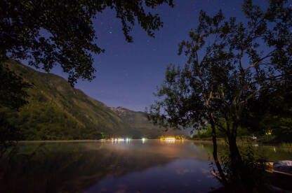 Noćno nebo iznad jezera