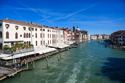 Venecija, Italija: Historijske građevine duž riječnog kanala. Popularna turistička destinacija.