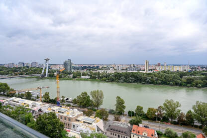 Bratislava, Slovačka: panoramski pogled na grad. Rijeka Dunav.