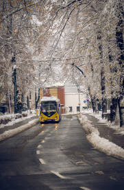 Trolejbus prolazi kroz snijegom prekrivenu ulicu u Sarajevu, u blizini stanice Trg Austrije, tokom zimskog dana.