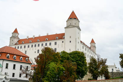 Bratislava, Slovačka. Dvorac na brdu iznad starog grada. Popularna turistička destinacija. Spomenik.