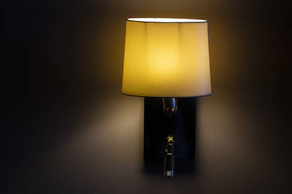 Lampa u sobi. Zidna lampa. Svjetlo. Izvor svjetla. Rasvjetno tijelo. Električna energija.