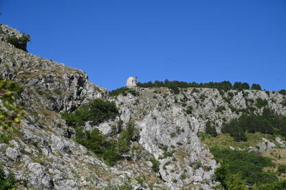 Stara kamena tvrđava na vrhu brda. Stijene i litice. Vejs kula, Bašajkovac, Livno, BiH.