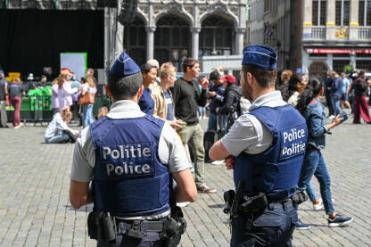 Brisel, Belgija: Policija patrolira na glavnom trgu u Briselu. Belgijski policajci na ulici.