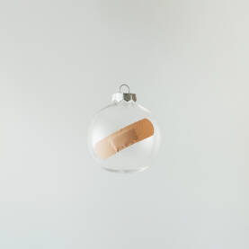 Prozirna božićna kugla s flasterom.