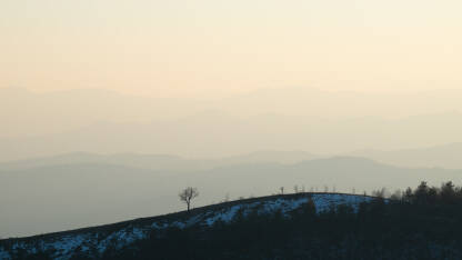 Slojevi planina u izmaglici, pogled sa planine Ljubić kod Prnjavora