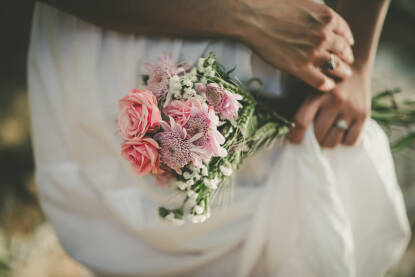 Buket cvijeća u ruci žene