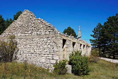 Stare zidine napuštene škole na Risovcu, Općina Jablanica.