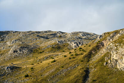 Planine Bosne i Hercegovine. Planina Visočica u jesen. Snimci dronom na planinu. Stijene i litice u prirodi, ptičija perspektiva. Krajolik u kršu u jesen.