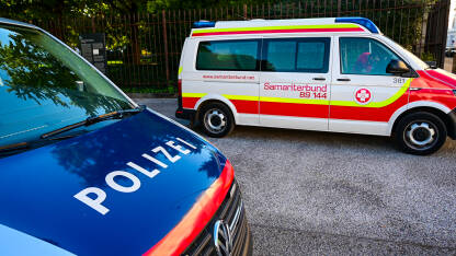 Vozila policije i hitne pomoći u Beču, Austrija. Kombi sa natpisom "Policija" i "Hitna pomoć".