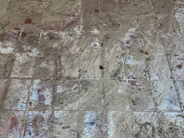 Pločice prekrivene prljavštinom. Stari pod u ruševini.