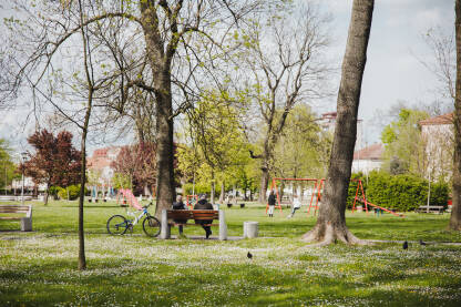 Dva muškarca sjede na klupi u gradskom parku u Brčkom