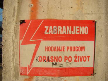 Znak na zidu zabranjeno hodanje prugom opasno po zivot.