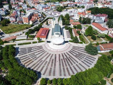 Međugorje, Bosna i Hercegovina. Crkva u Međugorju, BiH, snimak dronom. Međugorje je jedno od najpopularnijih hodočasničkih mjesta za katolika u Europi.