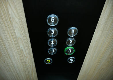 Kontrolna tabla lifta sa numeričkim brojevima za biranje sprata. Tastatura lifta s Brajevim tačkama.