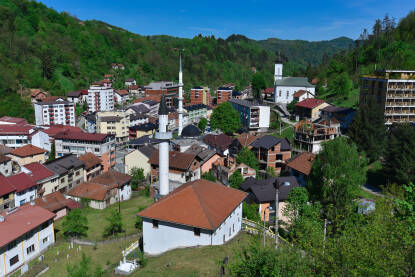 Panorame Srebrenice dronom iz različitog vremenskog perioda.
