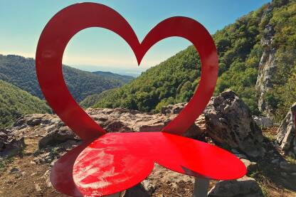 Vidikovac Zečiji kamen u Nacionalnom parku Kozara. Postavljeno srce za fotografisanje na vrhu do kojeg vodi staza života.