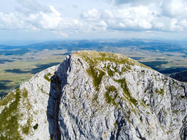 Planinari na vrhu planine, snimak dronom. Durmitor, Crna Gora.