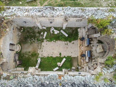 Ruševine stare crkve. Mavrovo, Sj. Makedonija. Crkva Svetog Nikole, izgrađena 1850. godine. Crkva je potopljena 1953. godine prilikom izgradnje Mavrovskog jezera, ali je vidliva tokom ljeta i suša.