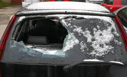 Razvijena zadnja šajba na autu Razbijen prozor na autu. Polomljeno zadnje staklo. Provale i krađe iz vozila. Vandalizam. Razbijeno staklo.