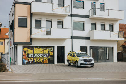 Sjedište firme Euro Taxi u Brčkom, vozilo ispred objekta