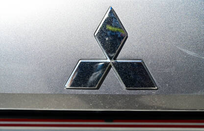 Mitsubishi znak na autu. Logo. Japanski multinacionalni proizvođač automobila. Mitsubishi Motors Corporation.