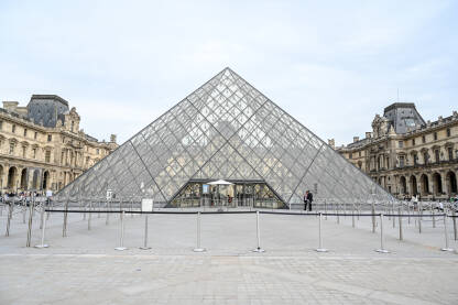 Pariz, Francuska: Piramida Louvrea smještena u glavnom dvorištu palače Louvre. Poznata piramida muzeja Louvre.