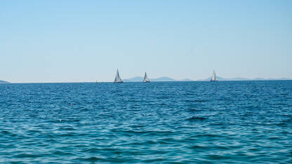 Jedrilice na moru. Plovidba po plavom moru