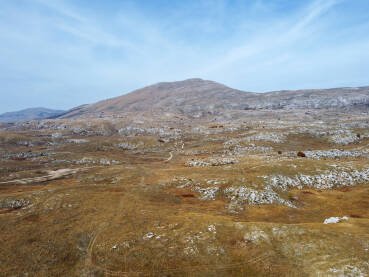 Planinski lanac u jesen. Snimak šume iz zraka dronom u oktobru. Planina Cincar, Bosna i Hercegovina.