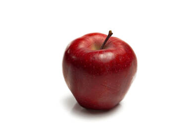 Crvena jabuka na bijeloj podlozi