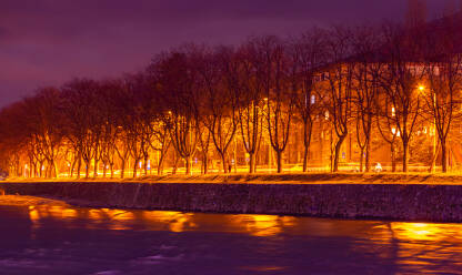 Noćna fotografija drvoreda uz rijeku Bosnu u naselju Jalija