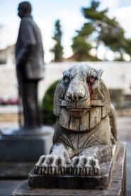 Skulptura lava na ulazu u Gradski park u Trebinju. Poklon pjesnika Jovana Dučića svome gradu.