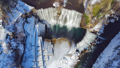Jajački vodopad jedan je od prepoznatljivih simbola Bosne i Hercegovine. Sa visinom od 21 metar dominira panoramom grada Jajca, a u svijetu je poznat kao jedini vodopad u središtu nekoga grada!