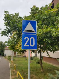Saobraćajni znak za ležeći policajac i za najveću dozvoljenu brzinu u ulici - znakovi obavještenja plave boje sa bijelim i/ili crnim opisima