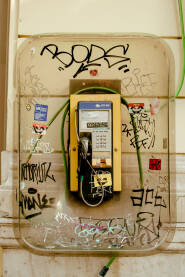 Telefonska govornica u centru  grada. Grafiti po telefonskoj govornici. Sarajevo.