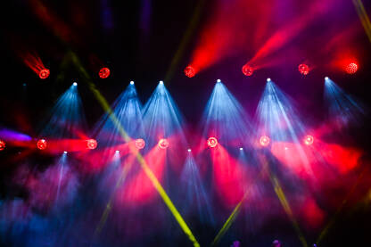 Svjetla na bini. Svjetla i dim na pozornici tokom muzičkog festivala. Reflektori i svjetla na koncertu.