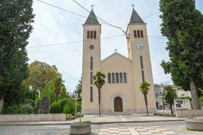 Crkva svetog Franje Asiškog u Čapljini. Katolička crkva u centru grada.