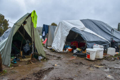 Improvizovani šatori u kojima spavaju migranti i izbjeglice u Velikoj Kladuši, Bosna i Hercegovina. Improvizovani kamp na livadi.