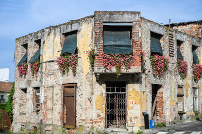 Zgrada u kojoj se nalazila Gašparova apoteka, sagrađena je 1929. godine. Tokom rata devedesetih godina je uništena, nije obnovljena zbog birokratije. Simbolično, vlasnik zgrade i dalje brine o cvijeću