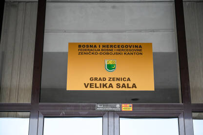 Grad Zenica. Tabla sa natpisom na zgradi Opštine Zenica.