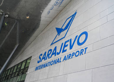 Internacionalni aerodrom Sarajevo, natpis na zgradi.